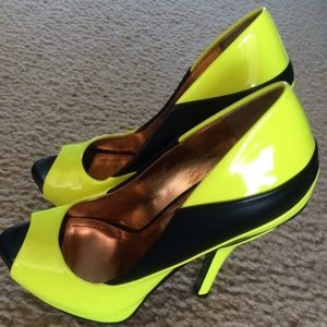 COPY - BCBG pumps neon yellow and black